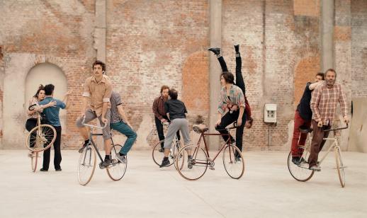 la bande a tyrex est un ballet collectif cycliste circassien photo pierre barbier 1633707741